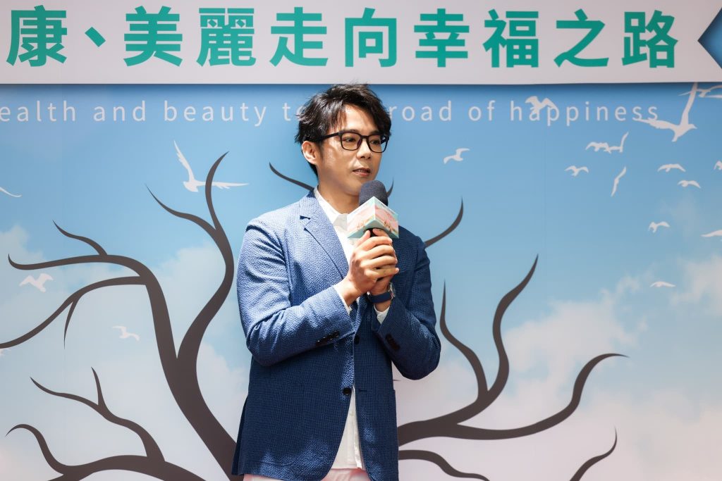 康博診所年度公益大使-陳子強，親臨現場說明預防醫學的好處。